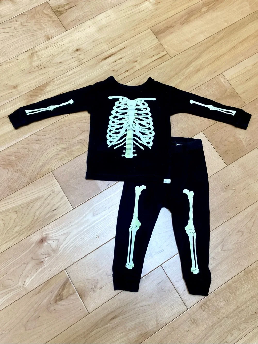 GAP kids 12-18m Black Glow in the dark Halloween Skeleton Pajama Set